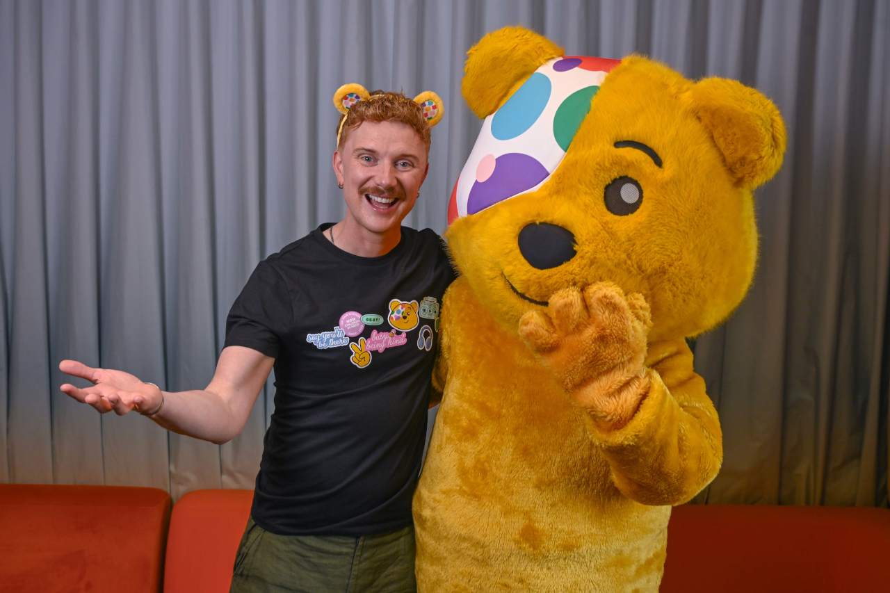 Luke Evans sends Owain Wyn Evans a special good luck message